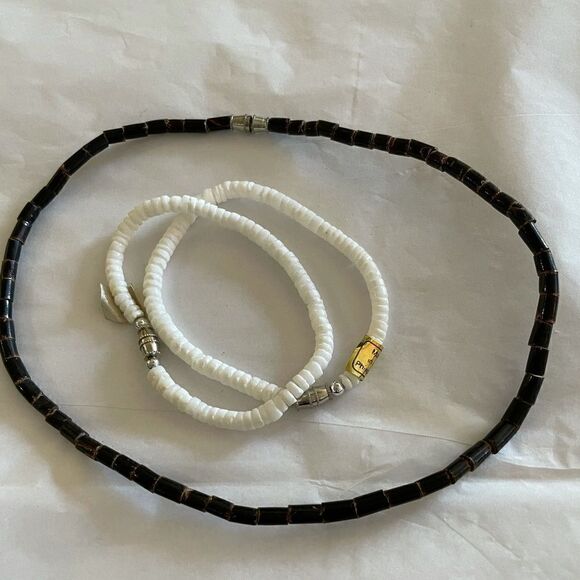 Jewelry - Bundle of shell necklace & 2 Bracelets